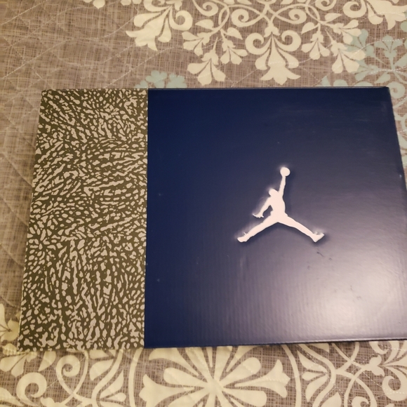 Jordan 3's Georgetown - Picture 5 of 6